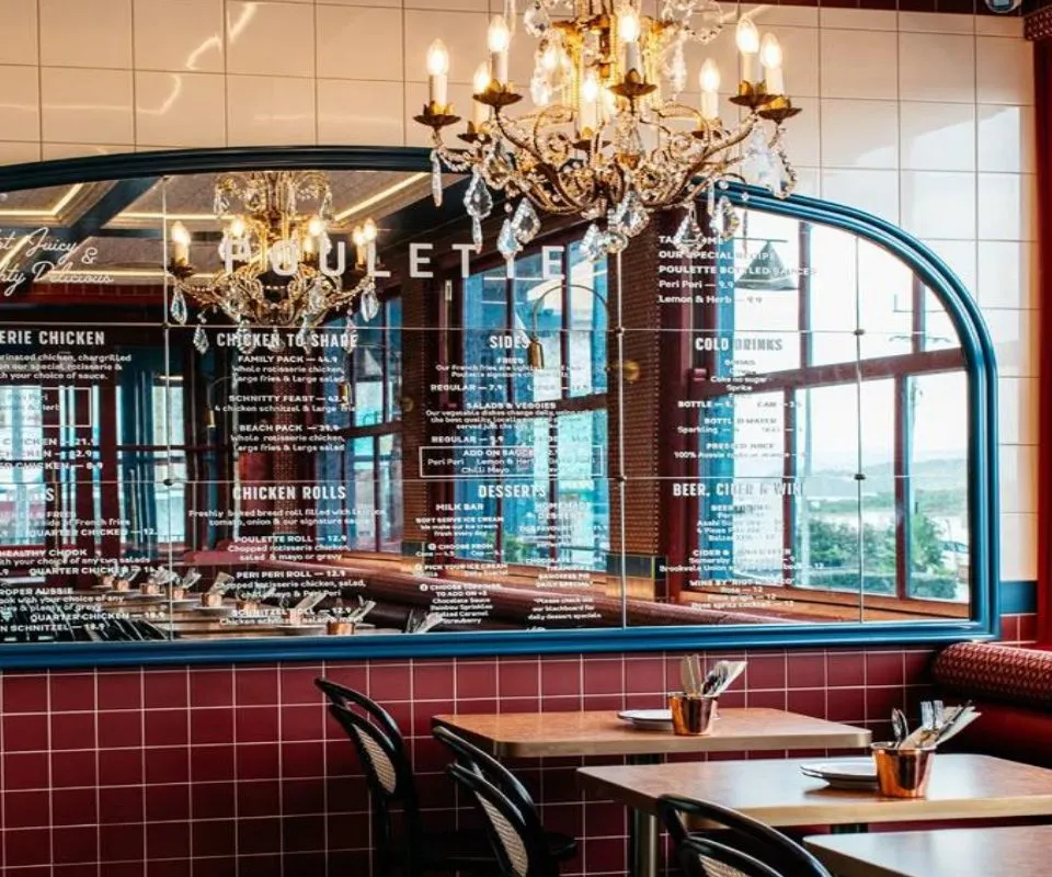 La salle et ses banquettes bordeaux